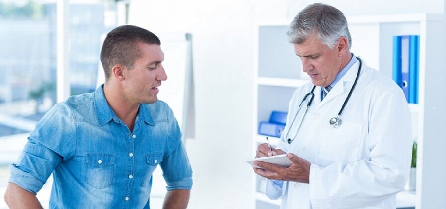 le médecin recommande un appareil pour la prostatite au patient