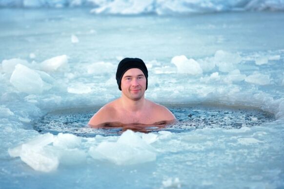 nager dans un trou de glace comme méthode pour prévenir la prostatite